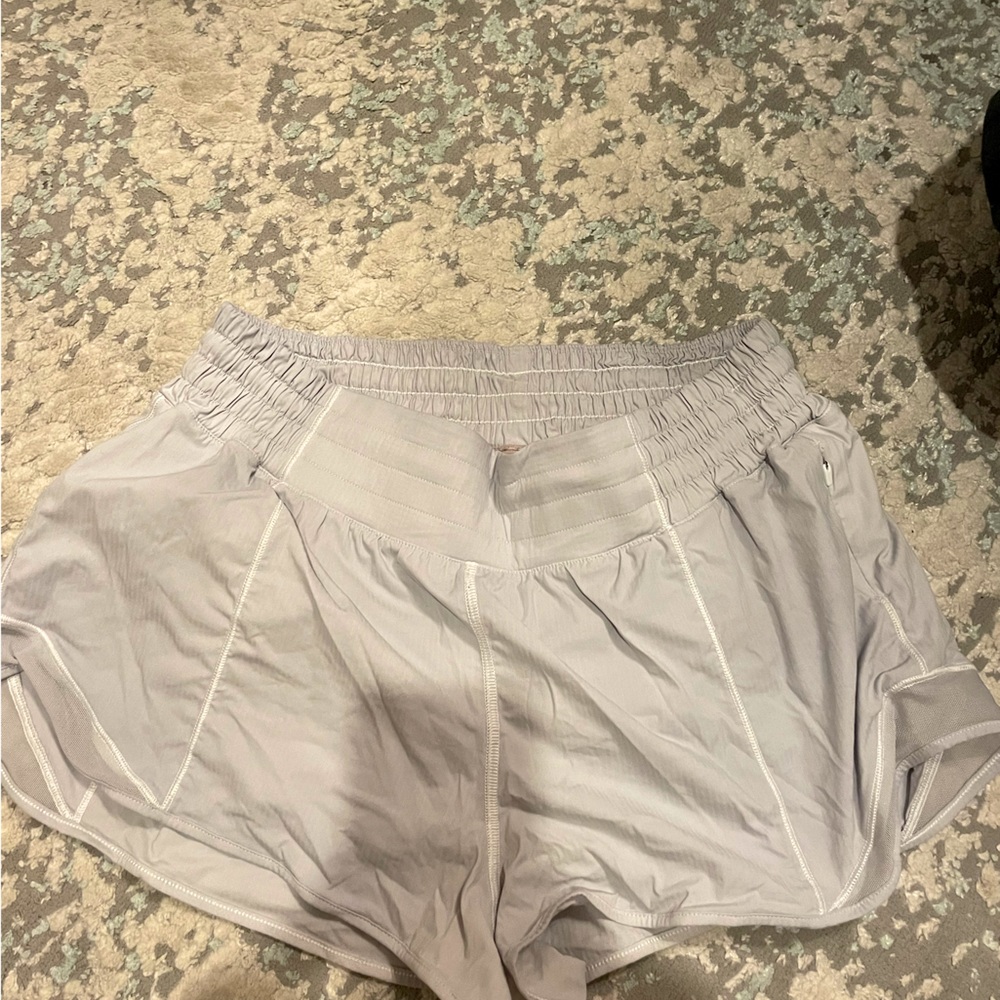 LULU HOTTY HOT HR SHORT 2.5” (white size 10)